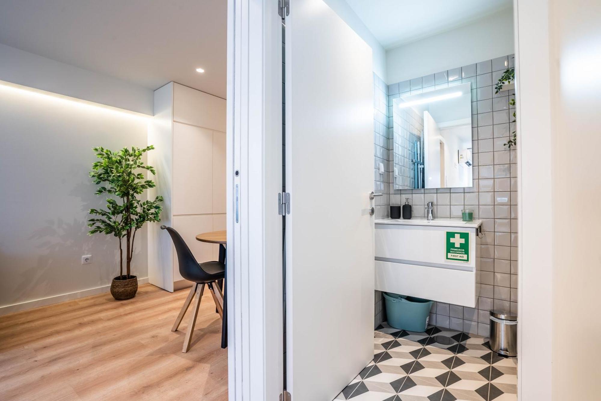 Trindade Bliss: 1Br W/ Free Parking By Lovelystay Порту Экстерьер фото