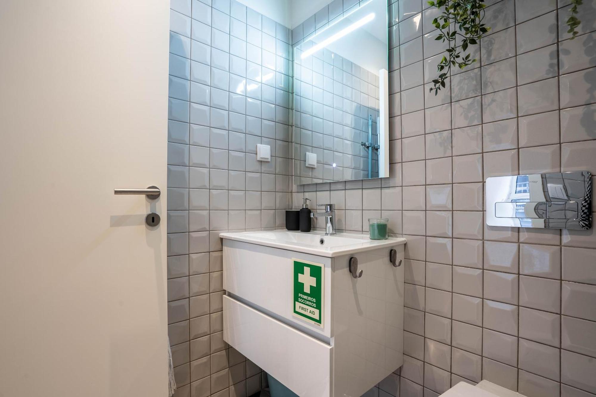 Trindade Bliss: 1Br W/ Free Parking By Lovelystay Порту Экстерьер фото